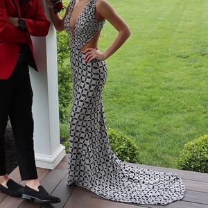 Beautiful gown. Paid over $1000, worn once. Size 00